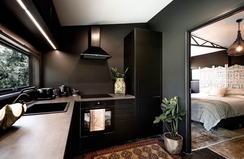 Yandina Creek Cottage | Dark Moon Cottage Luxurious