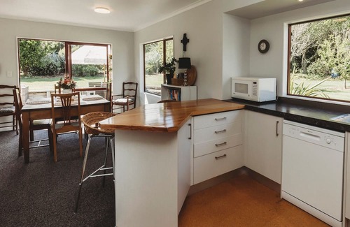 Kaitake House | WHAREPUNI OAKURA RETREAT