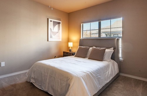 Bentonville Apartment | Modern Apartment in Prime Location (ID8347X53)
