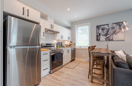 Colwood House | New Modern 1-bedroom self contained suite w/ Air Conditioning