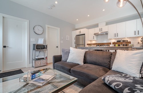 Colwood House | New Modern 1-bedroom self contained suite w/ Air Conditioning