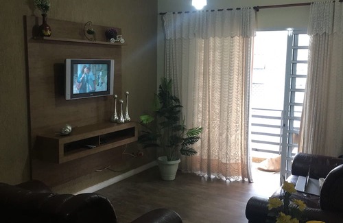 Boqueirao Apartment | Living room with balcony facing the sea