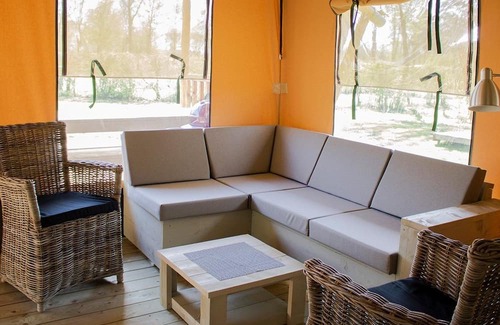 Ingrandes Ski Chalet | Luxe Sanitary XL 6 Pers. Villatent at 4-star campsite Le Petit Trianon