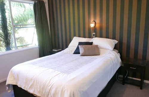 Hamilton House | Peaceful gully retreat set amoungst NZ native bush