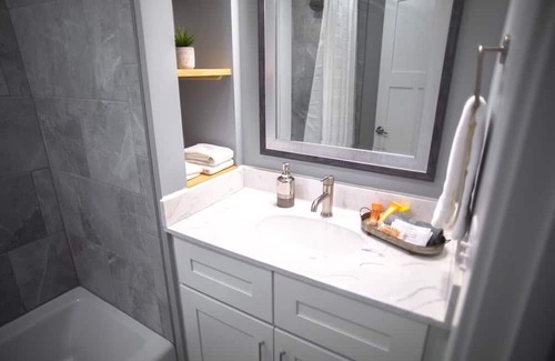 Bridgman House | Spacious Downtown Suite Close to Beach-Silver suite #1
