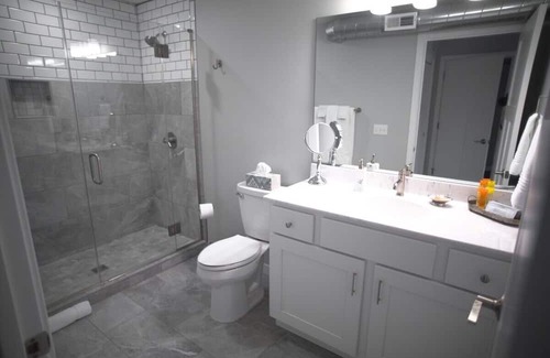 Bridgman House | Spacious Downtown Suite Close to Beach-Silver suite #1