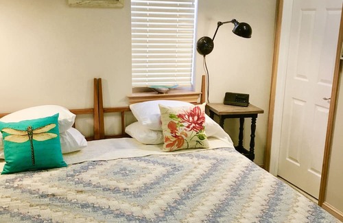 East End House | Sweet BEACH cottage. Walking distance to everything, Sleeps 10.