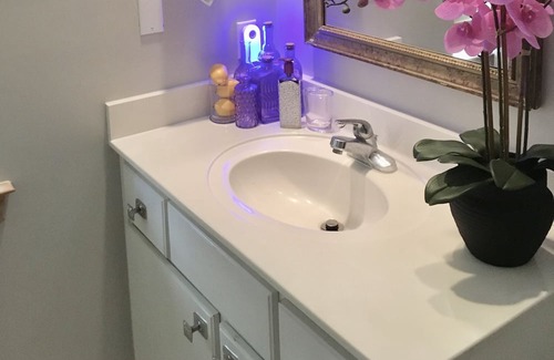 East End House | Sweet BEACH cottage. Walking distance to everything, Sleeps 10.