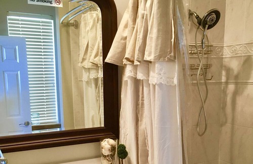 East End House | Sweet BEACH cottage. Walking distance to everything, Sleeps 10.