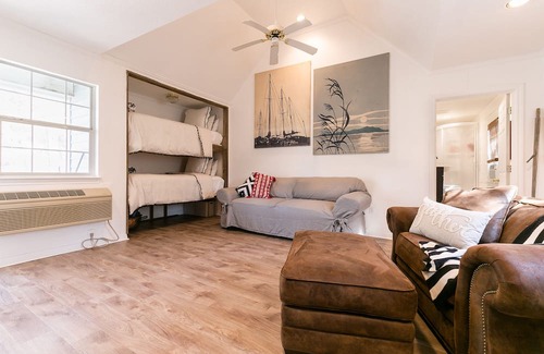 Crawford House | The C5 Ranch Guest House minutes from Magnolia and Baylor with pool and hottub