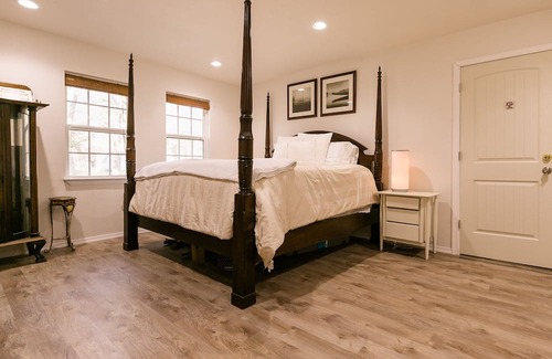 Crawford House | The C5 Ranch Guest House minutes from Magnolia and Baylor with pool and hottub