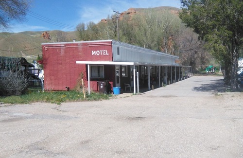 Coalville House | 1960's roadside motel in mountain country, Summit County, Utah near Park City