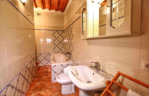 Radicondoli Apartment | Isolated building in the green, Tuscan