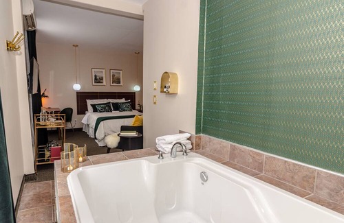 Sainte-Marie House | Jet Spa for Couples in Romantic Room at Boutique Hotel in the Village
