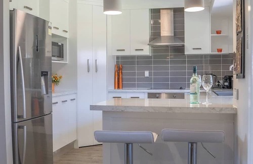 Urraween House | Stays With Ripley 3 Minutes Drive to Hospital and Beach Pet Friendly