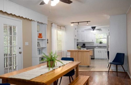 New Castle House | Monterey Drive Maison