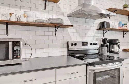 Crestline Heights House | 86th Cozy Coop