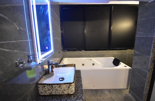 Khar Hotel | Hotel Evergreen