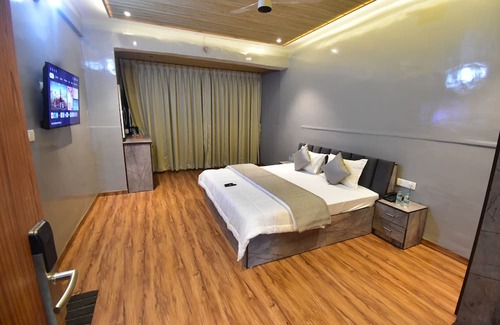 Khar Hotel | Hotel Evergreen