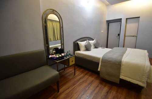 Khar Hotel | Hotel Evergreen