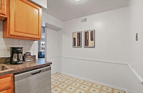 Evanston Apartment | Church 1100-301