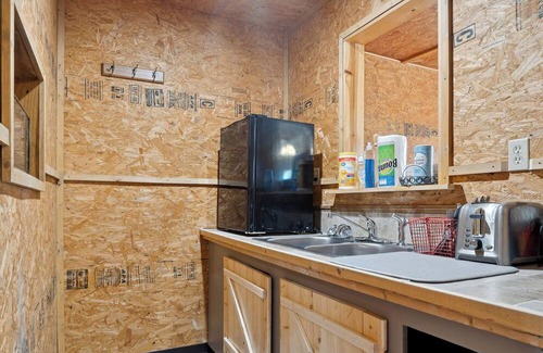 Mead Cabin | Lakeridge Lodge: Spacious Retreat for Celebrations, Groups & Gatherings