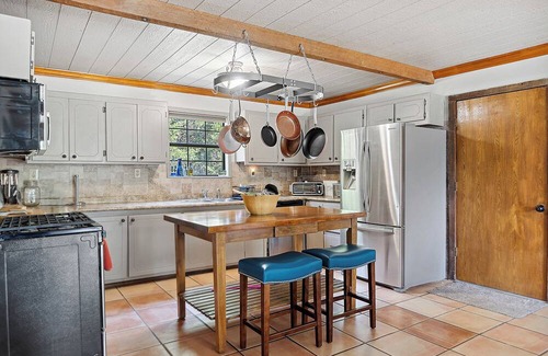 Mead Cabin | Lakeridge Lodge: Spacious Retreat for Celebrations, Groups & Gatherings