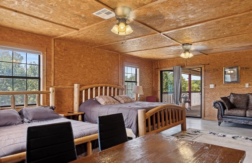 Mead Cabin | Lakeridge Lodge: Spacious Retreat for Celebrations, Groups & Gatherings