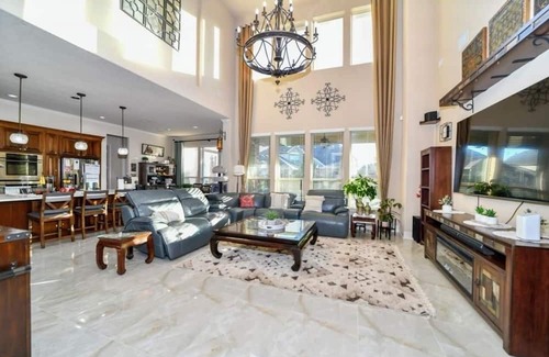 Katy House | Spacious 5-bedroom house in Katy with WiFi, AC, fitness room
