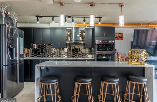 Dunn Loring Condo | Centrally Located Luxury Modern 2 Bed 2 Bath Condo in the Heart of Tysons!