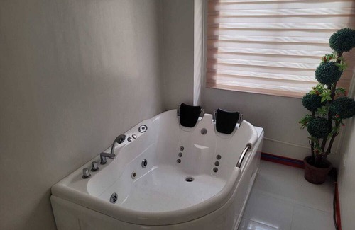 Lipa House | Serenity Home with Indoor Jacuzzi
