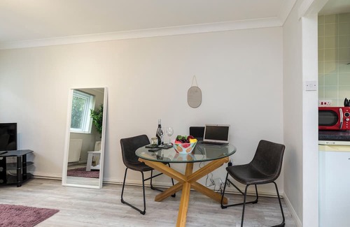 Horsham Apartment | Cosy 1 Bed Maisonette - Ground Floor