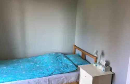 New Westminster House | Upper floor bedroom New Westminster