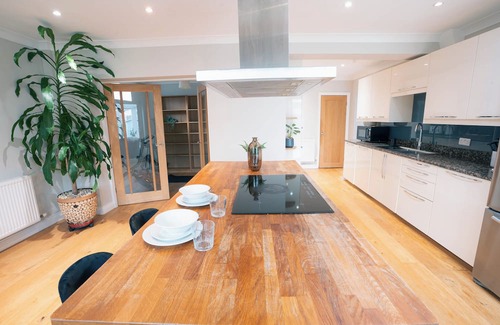 York House | Kick back and relax in this spacious 4-Bedroom Home near York Wildlife Reserve