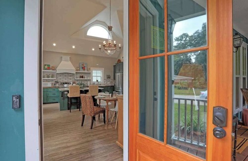 Isle of Hope Historic District House | New! Isle of Hope Coastal Cottage Near Downtown