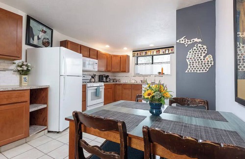 Wyoming Apartment | Charming 2-bedroom apartment with AC/Heating, WiFi in delightful Wyoming