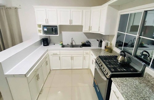 El Porvenir House | Casita near the airport and in the center of El Salvador.