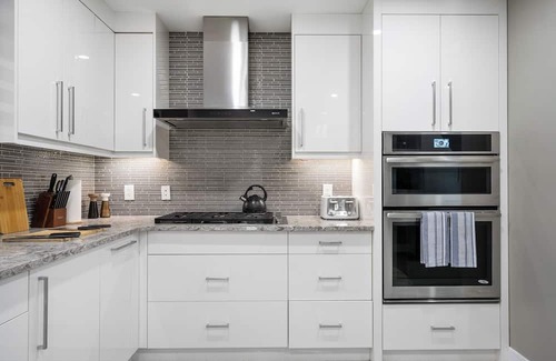 Connaught House | *Upscale Downtown Home on 17 Ave l 5 Mins to Stampede l Two King Rooms*