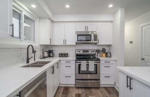 Hamilton House | Exquisite 5 bed Mins to College+Hospital+Amenities