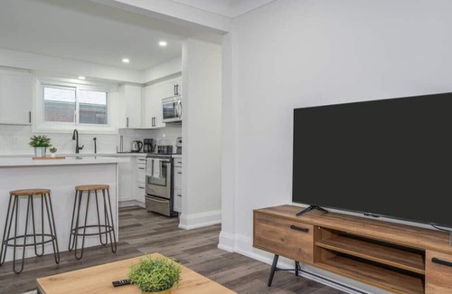Hamilton House | 3 bed w/work desk+wi-fi Mins to college+hospital