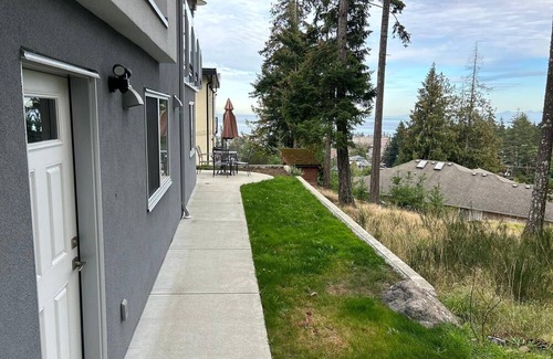 Colwood House | Hilltop Hideaway