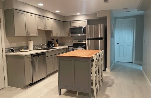 Club Crest Apartment | Luxury Waterfront Living: Charming One-Bedroom Apartment on the Tranquil Canal