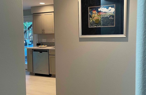 Club Crest Apartment | Luxury Waterfront Living: Charming One-Bedroom Apartment on the Tranquil Canal