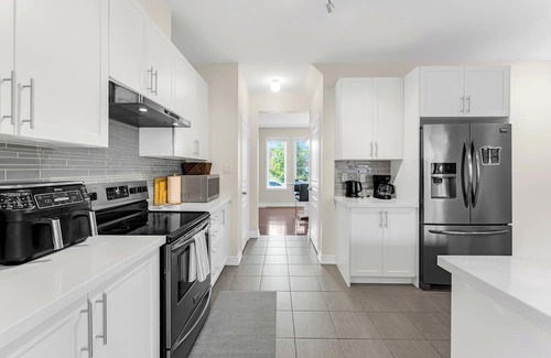 Vaughan House | Spacious 4 bedroom Escape Near Canada's Wonderland!