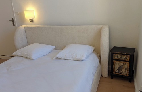 Le Thor Bed & Breakfast | Chambre Voltaire, terrace on the banks of the Sorgue