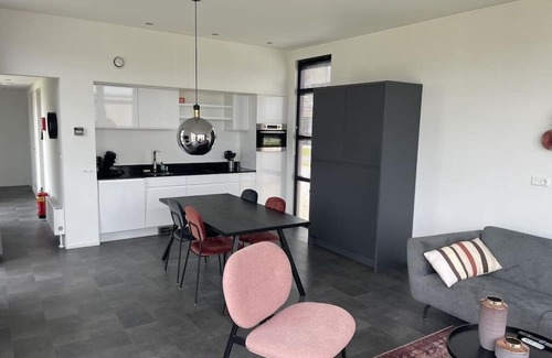 Enkhuizen Ski Chalet | Chalet in Enkhuizen with Swimming Pool