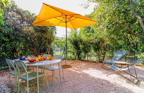 Le Lavandou Apartment | SELECT' - Garden apartment downtown !