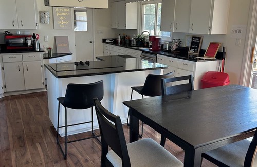 Union Grove House | Entire Place 7 Acres - Nature View and Ponds - Fish, Pedal Boats & Kayaks