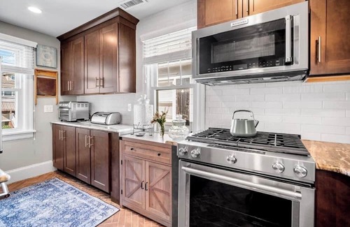 North End House | 5 bedrooms, Sleeps 12, steps to beach and boards with parking in the Gardens