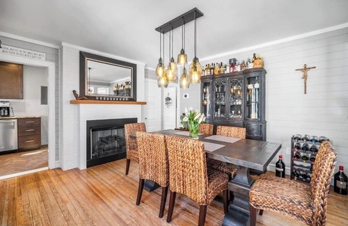 North End House | 5 bedrooms, Sleeps 12, steps to beach and boards with parking in the Gardens